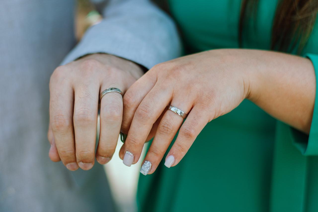 mano izquierda en que dedo y mano va el anillo de matrimonio